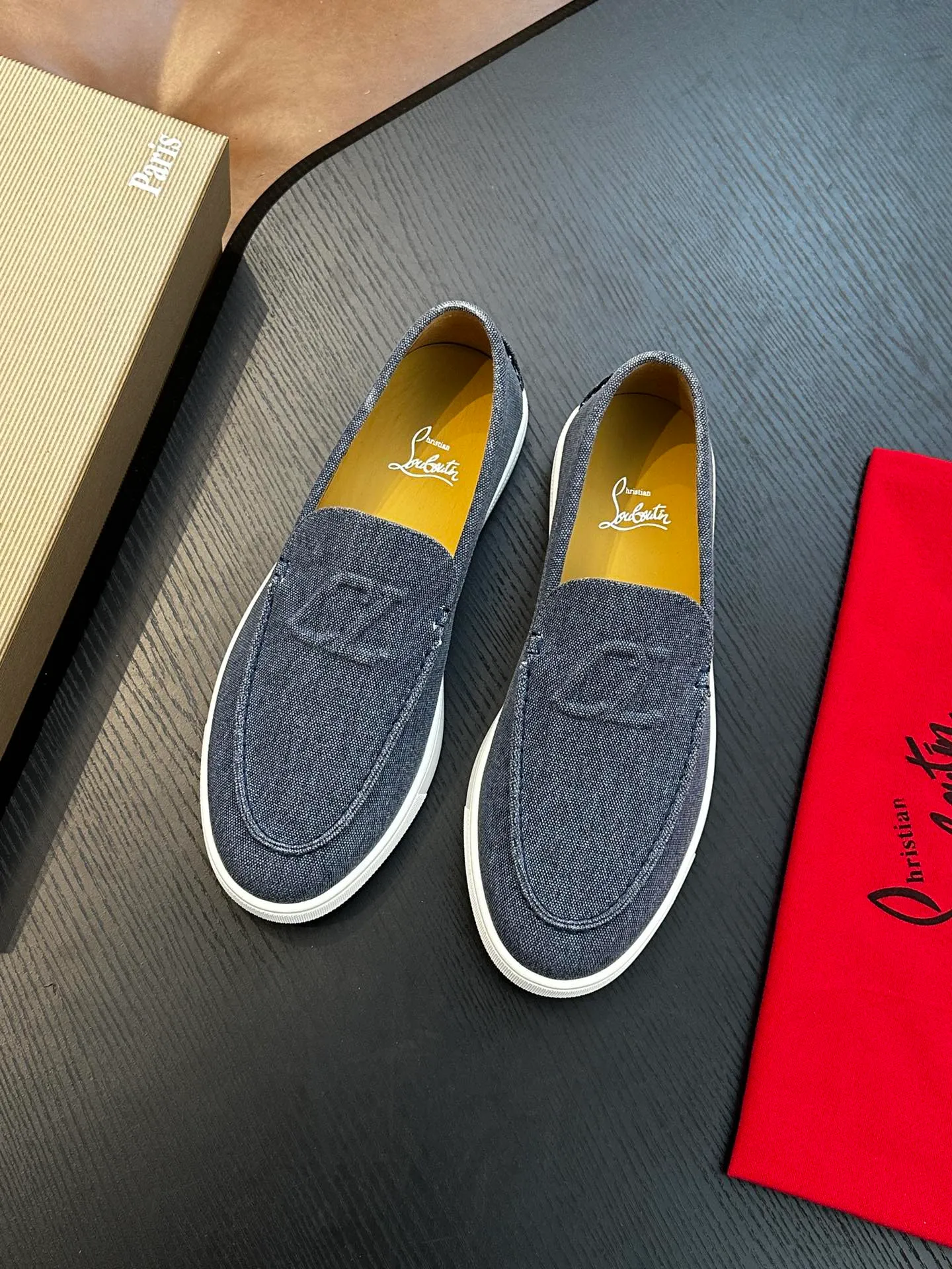 P760💰Christian Louboutin (red-soled shoes) Italian men’s casual sneakers are shipped! Each pair of shoes from this Italian handmade shoe brand has a simple and classic design, which is very comfortable and versatile! The upper fabric of this shoe is made of imported cowhide, with high-end and comfortable cowhide lining! The outsole is made of original rubber bottom sheets and is lined with cowhide! Brand-specific molded footbed, exclusive private mold control! Original box packaging, with shoe storage bag! 39 40 41 42 43 44 (38 45 46 customized)